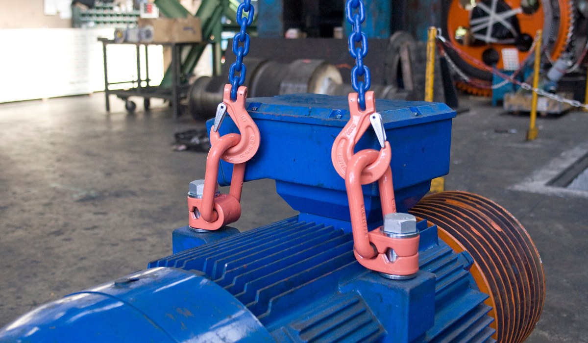 Cáncamos giratorios Carcano izando un motor eléctrico industrial